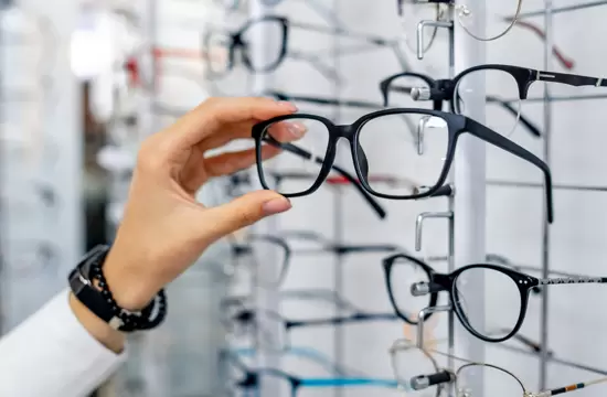 La solution de gestion des stocks basée sur le Cloud de WaveRFID permet aux opticiens d’avoir une vue précise de leur stock de lunettes en temps réel